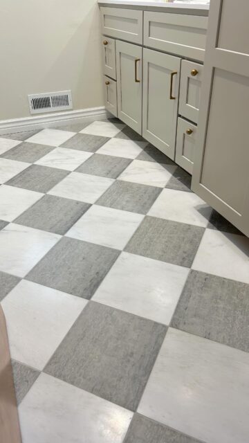Nothing better than a marble checkered floor 🖤🤍
~
~
~

#bathroomdesign #bathroomremodel #boiseidaho #construction #marble #checkeredfloor #homedesign #homerenovation