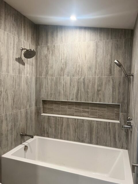 Textured tile with a custom niche! 

#boise #boisehomeowners #boisetile #boisetilecontractor #tubshower #customtilework #tilework #tile