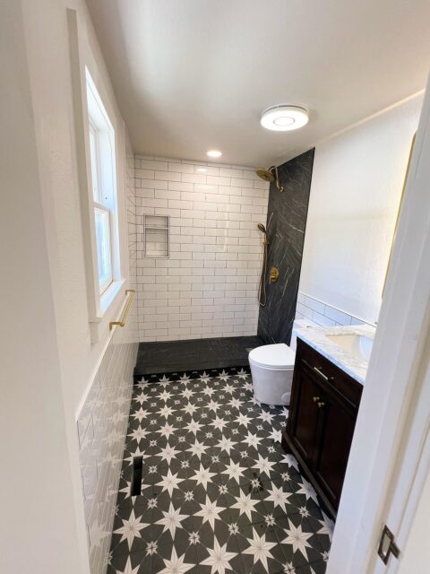Clean lines and bold tile ▪️▫️

#boisebath #boisebathroomremodel #boiseconstruction #bathroomremodeling #boisetilecontractor #boise #tileshower