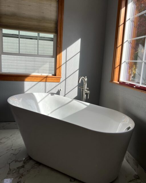 ~ Serene ~ free standing tub and walk-in shower 💫

#boisetile #boisehomebuilder #boise #bathroomremodel #treasurevalley #tile #walkinshower #boisetilecontractor #boisetileinstaller
