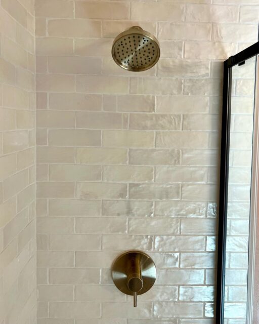 Brass & black hardware are the perfect pairing for this white subway tile ✨
~
~
~
~
~
#bathroom #tiledesign #tile #bathroomremodel #remodel #home #homedesign #boise #boisetile