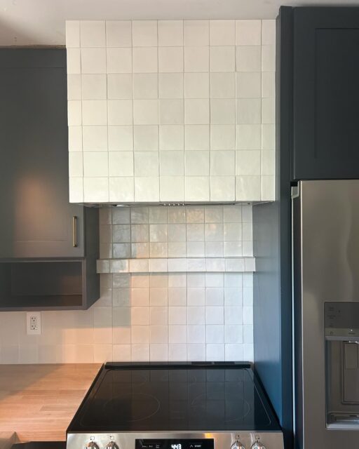 Custom tile range hood ✨

#boisetile #boiseidaho #tile #tiledesign #boiseconstruction #kitchendesign #tilerangehood #zellige #kitchenremodel #boisetilecontractor #homedesign