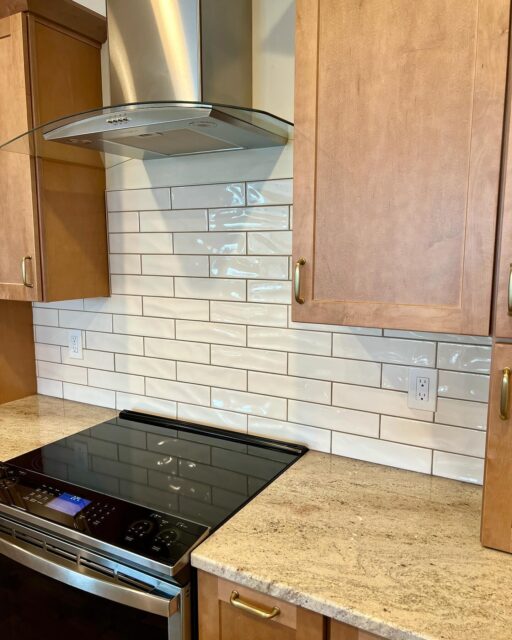 Simple backsplash to top off this kitchen remodel 🤌🏻

#tile #boiseremodeling #boisecustomhomebuilder #backsplash #homerenovation #boiseshowerremodel #boiserenovation #tiledesign