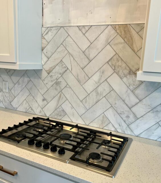 Marble Herringbone Backsplash 🩵🤍

#tile #boise #boiseremodel #tilersofinstagram #boiseidaho #boiseidahohomes #remodel #marble #marbletile #design #interiordesign